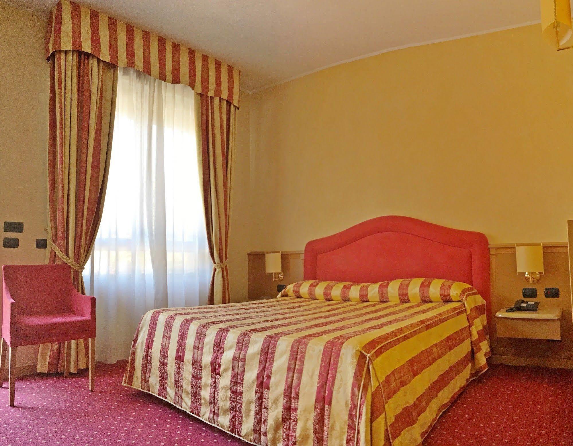 Airport Hotel Malpensa Lonate Pozzolo Exterior photo